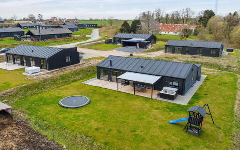 Jul - 300M from the Sea: Blauw, Struik, Verblijf, Groundcover, Tuin, Landgoed, Schaduw, Landscaping, Boerderij, Eco Hotel