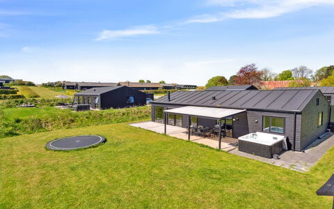Jul - 300M from the Sea: Blauw, Struik, Verblijf, Groundcover, Tuin, Landgoed, Schaduw, Landscaping, Boerderij, Eco Hotel