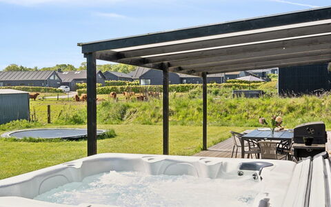 Jul - 300M from the Sea: Blauw, Struik, Verblijf, Groundcover, Tuin, Landgoed, Schaduw, Landscaping, Boerderij, Eco Hotel