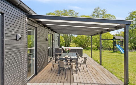 Jul - 300M from the Sea: Blauw, Struik, Verblijf, Groundcover, Tuin, Landgoed, Schaduw, Landscaping, Boerderij, Eco Hotel
