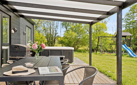 Jul - 300M from the Sea: Blauw, Struik, Verblijf, Groundcover, Tuin, Landgoed, Schaduw, Landscaping, Boerderij, Eco Hotel