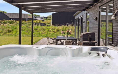 Jul - 300M from the Sea: Blauw, Struik, Verblijf, Groundcover, Tuin, Landgoed, Schaduw, Landscaping, Boerderij, Eco Hotel