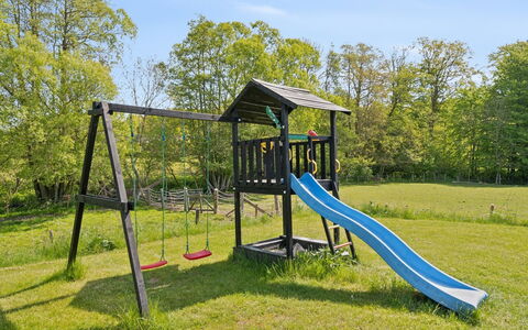 Jul - 300M from the Sea: Blauw, Struik, Verblijf, Groundcover, Tuin, Landgoed, Schaduw, Landscaping, Boerderij, Eco Hotel
