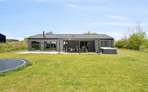 Jul - 300M from the Sea: Blauw, Struik, Verblijf, Groundcover, Tuin, Landgoed, Schaduw, Landscaping, Boerderij, Eco Hotel