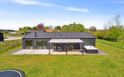 Jul - 300M from the Sea: Blauw, Struik, Verblijf, Groundcover, Tuin, Landgoed, Schaduw, Landscaping, Boerderij, Eco Hotel
