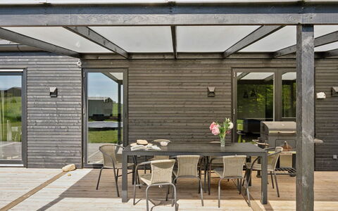 Jul - 300M from the Sea: Blauw, Struik, Verblijf, Groundcover, Tuin, Landgoed, Schaduw, Landscaping, Boerderij, Eco Hotel