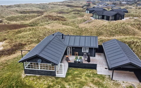 Merina - 150M from the Sea: Huis, Huis, Deur, Dak, Verblijf, Landgoed, Tuin, Schaduw, Siding, Werf