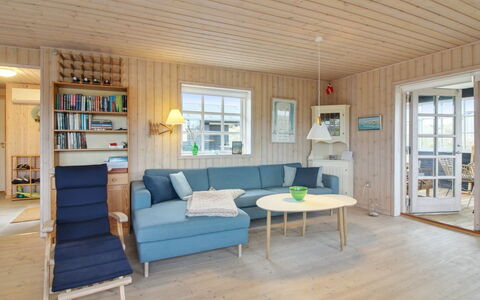 Merina - 150M from the Sea: Huis, Huis, Deur, Dak, Verblijf, Landgoed, Tuin, Schaduw, Siding, Werf