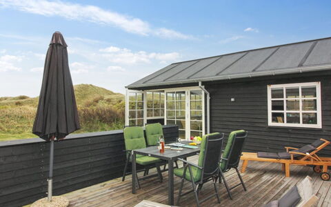 Merina - 150M from the Sea: Huis, Huis, Deur, Dak, Verblijf, Landgoed, Tuin, Schaduw, Siding, Werf