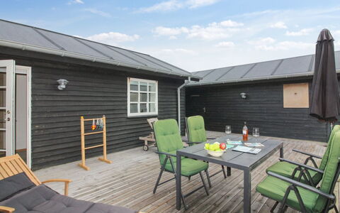 Merina - 150M from the Sea: Huis, Huis, Deur, Dak, Verblijf, Landgoed, Tuin, Schaduw, Siding, Werf