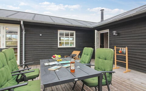 Merina - 150M from the Sea: Huis, Huis, Deur, Dak, Verblijf, Landgoed, Tuin, Schaduw, Siding, Werf