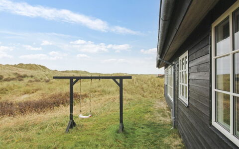 Merina - 150M from the Sea: Huis, Huis, Deur, Dak, Verblijf, Landgoed, Tuin, Schaduw, Siding, Werf