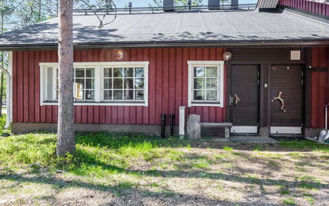 Soidinaukia a 11: Hout, Dak, Verblijf, Huis, Huis, Land Lot, Siding, Deur, Schuifraam, Werf