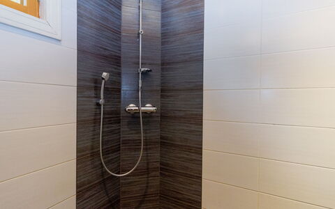 Anttoora 3: Flooring, Verdieping, Badkamer, Loodgieterswerkinrichting, Samengesteld Materiaal, Tegel, Douchekop, Douche, Loodgieter