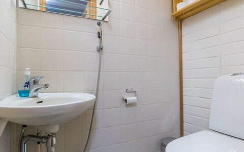 Teerenpesue a 6: Badkamer, Wastafel In De Badkamer, Loodgieterswerkinrichting, Muur, Flooring, Wastafel, Wc Bril, Toilet, Verdieping, Interieur Ontwerp