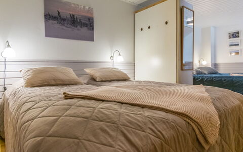 Teerenpesue a 6: Interieur Ontwerp, Bed, Slaapkamer, Plafond, Meubilair, Hout, Verdieping, Laken, Flooring, Bedding