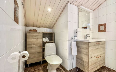 Kontiokota: Flooring, Loodgieterswerkinrichting, Verdieping, Hout, Badkamerkast, Wastafel In De Badkamer, Wastafel, Interieur Ontwerp, Badkamer, Kraan