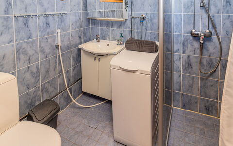 Ukko 14: Loodgieterswerkinrichting, Flooring, Wastafel, Verdieping, Wastafel In De Badkamer, Badkamer, Kraan, Loodgieter, Toilet, Interieur Ontwerp