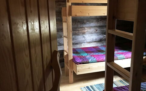 Kiilopalkinen: Stapelbed, Hout, Flooring, Verdieping, Slaapkamer, Slaapzaal, Bed, Herberg, Bed Frame, Meubilair