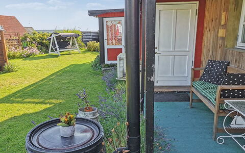 Elvira - 300M from the Sea: Hout, Dak, Architectuur, Huis, Huis, Verblijf, Siding, Hardwood, Helling, Landgoed