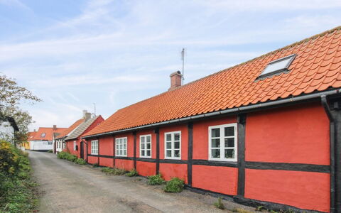 Elvira - 300M from the Sea: Hout, Dak, Architectuur, Huis, Huis, Verblijf, Siding, Hardwood, Helling, Landgoed