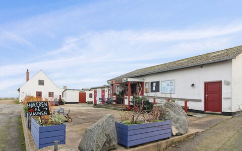 Elvira - 300M from the Sea: Hout, Dak, Architectuur, Huis, Huis, Verblijf, Siding, Hardwood, Helling, Landgoed