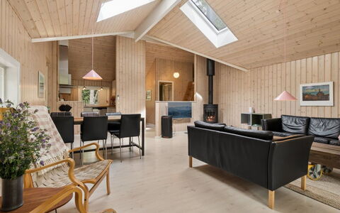 Ellynor - 600M from the Sea: Hout, Interieur Ontwerp, Plafond, Meubilair, Flooring, Lichte Inrichting, Verdieping, Woonkamer, Huis, Kamer
