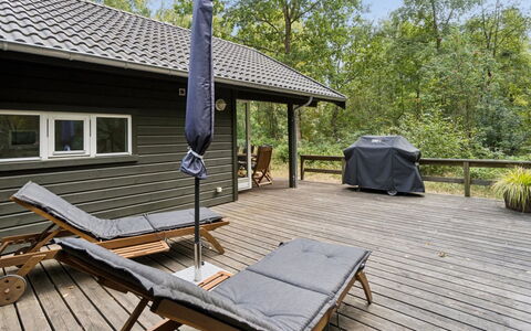 Ellynor - 600M from the Sea: Hout, Houten Vloer, Hardwood, Veranda, Dek, Plank, Beits, Verblijf, Buitenmeubels, Schaduw