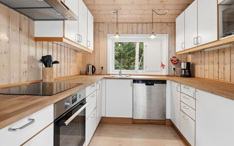 Ellynor - 600M from the Sea: Keuken, Countertop, Flooring, Hout, Toestel Van De Keuken, Interieur Ontwerp, Cabinetry, Verdieping, Meubilair, Major Appliance