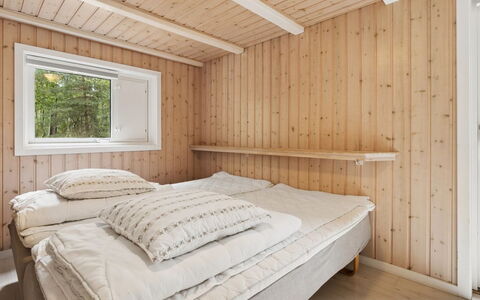 Ellynor - 600M from the Sea: Slaapkamer, Hout, Plafond, Interieur Ontwerp, Bed, Verdieping, Flooring, Laken, Bedding, Kamer