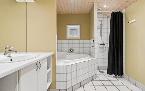Ellynor - 600M from the Sea: Flooring, Verdieping, Interieur Ontwerp, Muur, Loodgieterswerkinrichting, Badkamer, Plafond, Tegel, Wastafel, Loodgieter