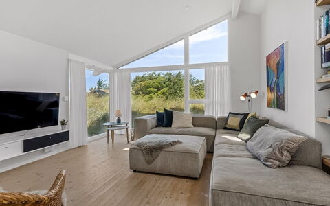 Annrike - 400M from the Sea: Bankstel, Interieur Ontwerp, Meubilair, Plafond, Woonkamer, Flooring, Verdieping, Huis, Houten Vloer