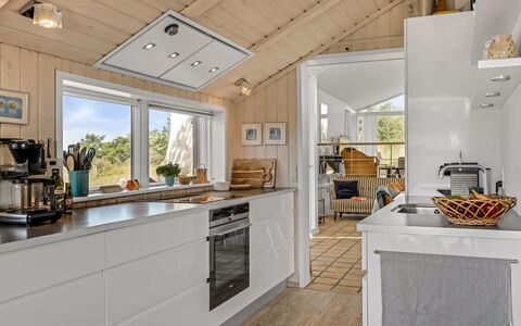 Annrike - 400M from the Sea: Hout, Keuken, Flooring, Plafond, Interieur Ontwerp, Toestel Van De Keuken, Major Appliance, Countertop, Verdieping, Huishoudapparatuur