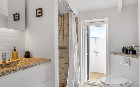 Annrike - 400M from the Sea: Flooring, Muur, Interieur Ontwerp, Verdieping, Loodgieterswerkinrichting, Badkamer, Plafond, Verlichting, Loodgieter, Kamer