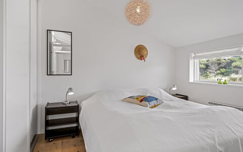 Annrike - 400M from the Sea: Bed, Interieur Ontwerp, Meubilair, Slaapkamer, Muur, Bedding, Laken, Flooring, Plafond, Hout