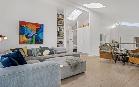 Annrike - 400M from the Sea: Meubilair, Interieur Ontwerp, Flooring, Verdieping, Bankstel, Muur, Houten Vloer, Hout, Plafond, Woonkamer