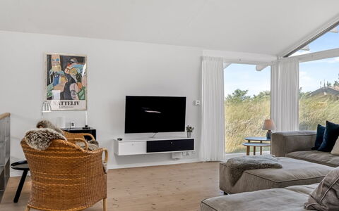 Annrike - 400M from the Sea: Meubilair, Interieur Ontwerp, Flooring, Bankstel, Muur, Verdieping, Woonkamer, Hout, Plafond, Kamer