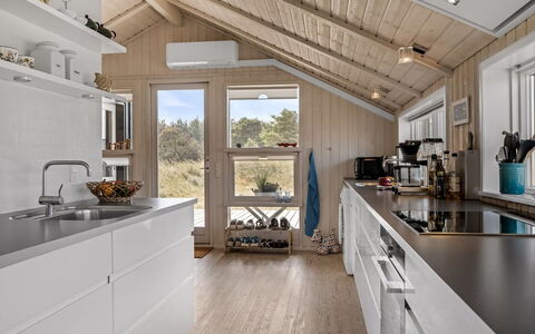 Annrike - 400M from the Sea: Keuken, Countertop, Flooring, Hout, Toestel Van De Keuken, Major Appliance, Interieur Ontwerp, Meubilair, Verdieping, Plafond