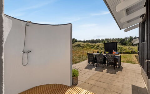 Annrike - 400M from the Sea: Verdieping, Samengesteld Materiaal, Schaduw, Daylighting, Hardwood, Buitenmeubels, Balkon, Dek, Outdoor Structuur