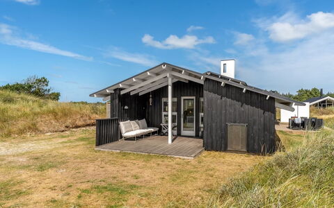 Annrike - 400M from the Sea: Huis, Huis, Deur, Dak, Verblijf, Landgoed, Tuin, Schaduw, Siding, Werf