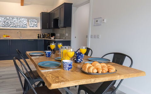Loch View: Voedsel, Tafel, Meubilair, Tableware, Cabinetry, Stoel, Keuken, Hout, Countertop, Toestel Van De Keuken