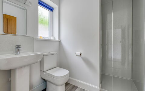 Loch View: Muur, Flooring, Verdieping, Loodgieterswerkinrichting, Badkamer, Samengesteld Materiaal, Toilet, Loodgieter, Appartement
