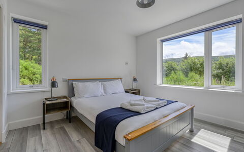 Loch View: Hout, Slaapkamer, Interieur Ontwerp, Plafond, Flooring, Bed, Verdieping, Bedding, Laken, Huis