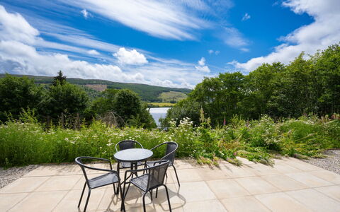 Loch View: Meubilair, Buitenmeubels, Buitentafel, Stoel, Tuin, Landscaping, Keuken En Eettafel, Park, Koffietafel