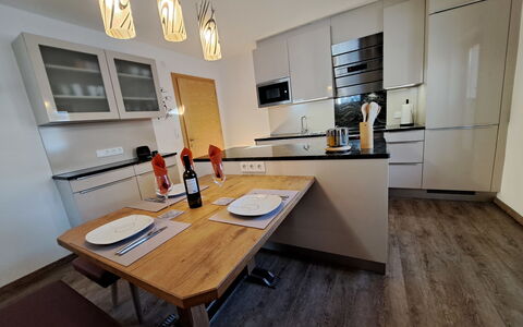 Finkenberg 900: Tafel, Meubilair, Gebouw, Hout, Stoel, Fotolijst, Architectuur, Interieur Ontwerp, Cabinetry, Verdieping
