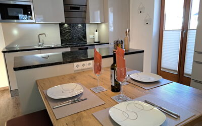 Finkenberg 900: Tafel, Cabinetry, Eigendom, Meubilair, Countertop, Hout, Gebouw, Tableware, Venster, Wastafel