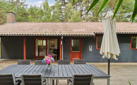 Clementine - 1.2Km from the Sea: Hout, Dak, Architectuur, Huis, Huis, Verblijf, Siding, Hardwood, Helling, Landgoed
