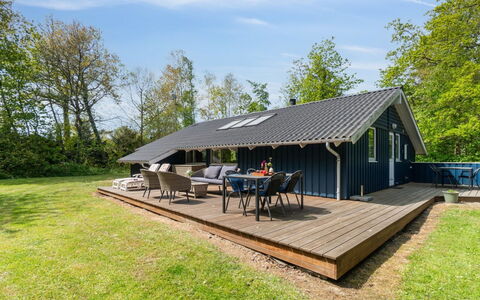 Ejnarine - 300M from the Sea: Hout, Dak, Architectuur, Huis, Huis, Verblijf, Siding, Hardwood, Helling, Landgoed