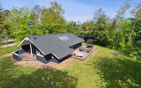 Ejnarine - 300M from the Sea: Hout, Dak, Architectuur, Huis, Huis, Verblijf, Siding, Hardwood, Helling, Landgoed