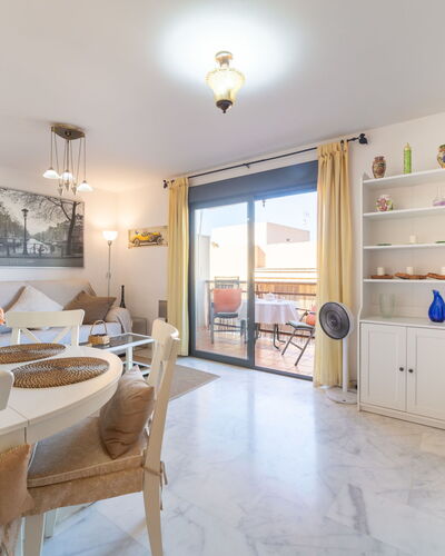 Dioniso - Playa Romanilla: Tafel, Lucht, Meubilair, Eigendom, Fabriek, Stoel, Buitentafel, Buitenmeubels, Tableware, Gebouw